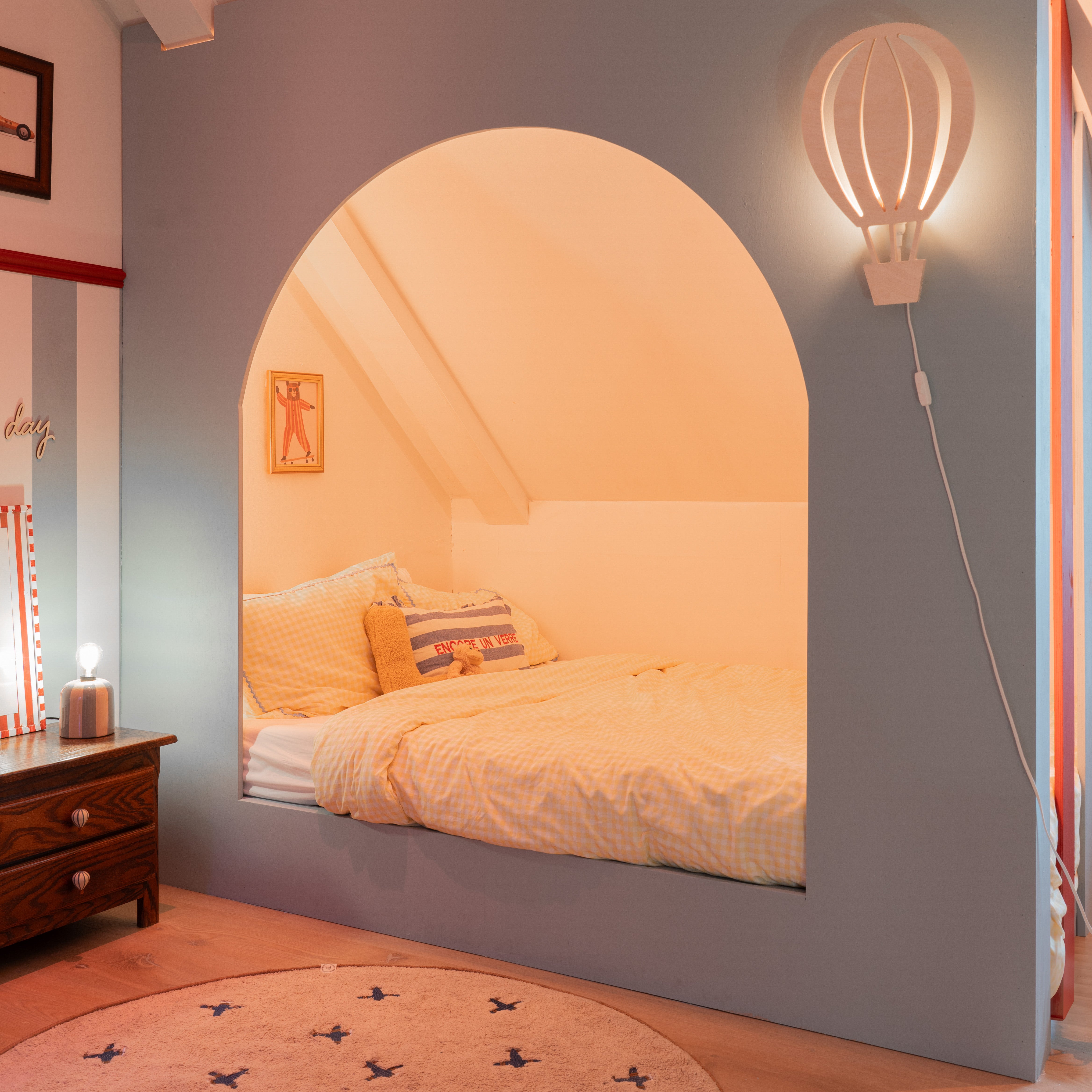 Hot air balloon - Wooden Children’s Wall Lamp - Natural Timber
